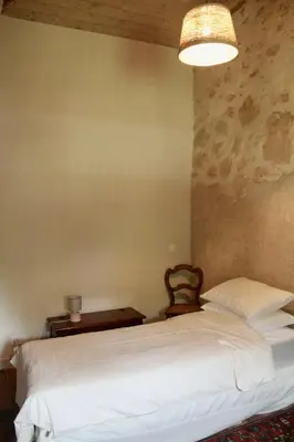 Un ou plusieurs lits dans un hébergement de l'établissement Le Cerisier at Closerie Les Roches - 2 Bed Country Cottage