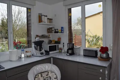 Cuisine ou kitchenette dans l'établissement Location24hLemans