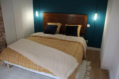 Un ou plusieurs lits dans un hébergement de l'établissement Spacieux appartement au pied du château
