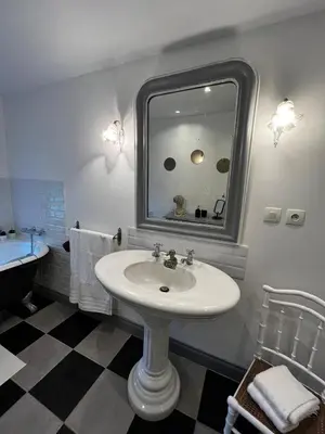 Salle de bains dans l'établissement chambre d'hôtes dans un moulin du 16ème