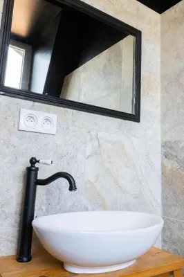 Salle de bains dans l'établissement Jambi, Zoo de Beauval