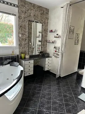 Salle de bains dans l'établissement loue pour manifestation circuit des 24H 4 chambres de standing dans un ecrin de verdure