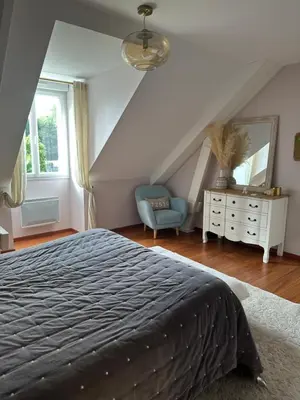 Un ou plusieurs lits dans un hébergement de l'établissement loue pour manifestation circuit des 24H 4 chambres de standing dans un ecrin de verdure