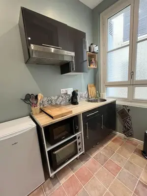 Cuisine ou kitchenette dans l'établissement Au pied du château