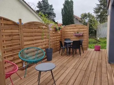Jardin de l'établissement Maison de campagne à la ville