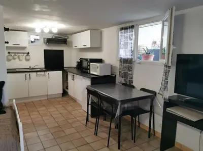 Cuisine ou kitchenette dans l'établissement studio rez-de-chaussée jusqu'à 4 personnes