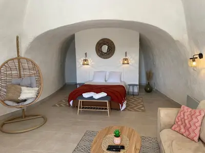 Un ou plusieurs lits dans un hébergement de l'établissement Logement troglodyte tout confort 42 min tgv Paris