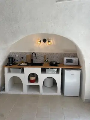 Cuisine ou kitchenette dans l'établissement Logement troglodyte tout confort 42 min tgv Paris