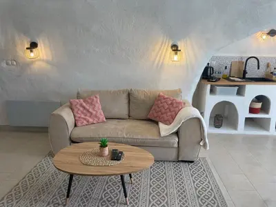 Coin salon dans l'établissement Logement troglodyte tout confort 42 min tgv Paris