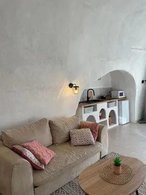 Coin salon dans l'établissement Logement troglodyte tout confort 42 min tgv Paris