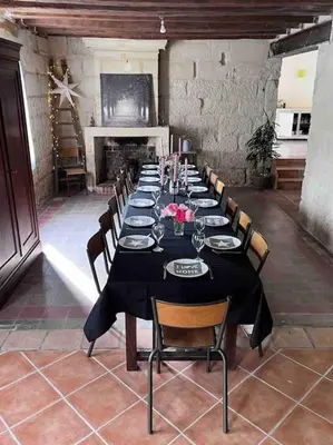 Restaurant ou autre lieu de restauration dans l'établissement Vaste Maison à la campagne