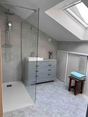 Salle de bains dans l'établissement Vaste Maison à la campagne