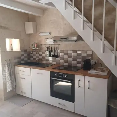 Cuisine ou kitchenette dans l'établissement Maison en lisière de forêt