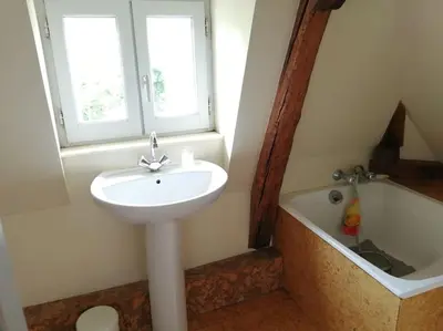 Salle de bains dans l'établissement Maison atypique semi-troglodyte