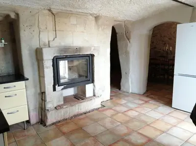 Cuisine ou kitchenette dans l'établissement Maison atypique semi-troglodyte