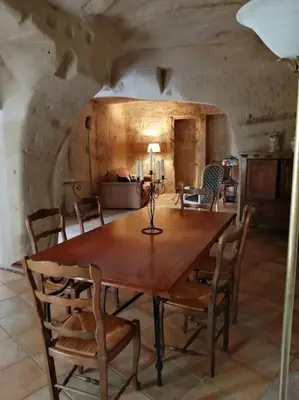 Coin salon dans l'établissement Maison atypique semi-troglodyte