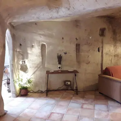 Coin salon dans l'établissement Maison atypique semi-troglodyte