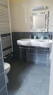 Salle de bains dans l'établissement Maison atypique semi-troglodyte