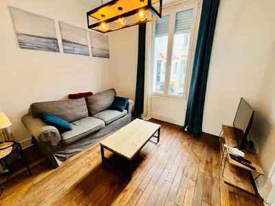 Télévision ou salle de divertissement dans l'établissement La maison du Dr Héron