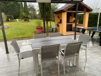 Jardin de l'établissement Maison plein pied proche circuit 24h et PEC