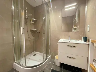 Salle de bains dans l'établissement Charmant gîte tout équipé avec jardin et activités pour enfants près d'Amboise. - FR-1-381-573