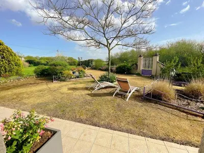 Jardin de l'établissement Charmant gîte tout équipé avec jardin et activités pour enfants près d'Amboise. - FR-1-381-573