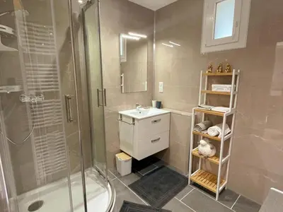 Salle de bains dans l'établissement Charmant gîte tout équipé avec jardin et activités pour enfants près d'Amboise. - FR-1-381-573