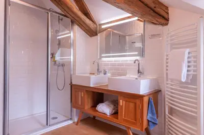 Salle de bains dans l'établissement Le Domaine de Mestré, The Originals Relais
