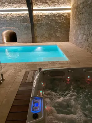 Piscine de l'établissement Le Domaine de Mestré, The Originals Relais ou située à proximité