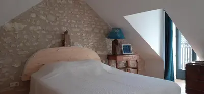 Un ou plusieurs lits dans un hébergement de l'établissement Guest house champêtre et lumineuse en tuffeau