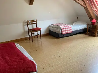 Un ou plusieurs lits dans un hébergement de l'établissement Spacieuse maison au bord de la rivière, proche du Mans, avec équipements modernes, idéale pour familles - FR-1-410-440