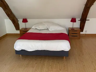 Un ou plusieurs lits dans un hébergement de l'établissement Spacieuse maison au bord de la rivière, proche du Mans, avec équipements modernes, idéale pour familles - FR-1-410-440