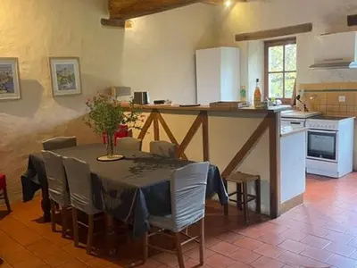 Cuisine ou kitchenette dans l'établissement Spacieuse maison au bord de la rivière, proche du Mans, avec équipements modernes, idéale pour familles - FR-1-410-440