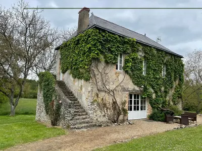 Jardin de l'établissement Spacieuse maison au bord de la rivière, proche du Mans, avec équipements modernes, idéale pour familles - FR-1-410-440