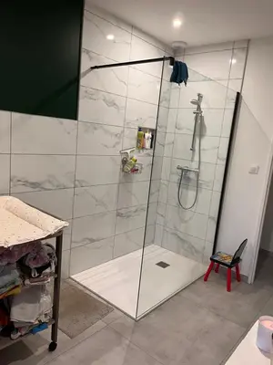 Salle de bains dans l'établissement Maison à proximité du circuit 24h