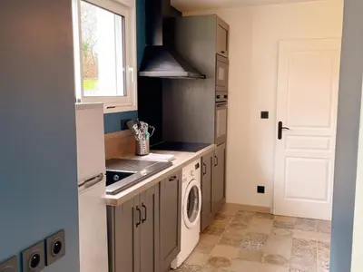 Cuisine ou kitchenette dans l'établissement Gîte tout inclus à proximité de Beauval, 2 chambres, jardin, terrasse privée, animaux acceptés - FR-1-491-337