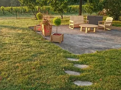 Jardin de l'établissement Maison spacieuse avec jardin, terrasse, et équipements de loisirs à Pouillé - FR-1-491-346