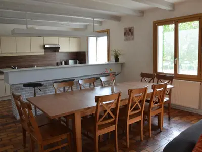 Cuisine ou kitchenette dans l'établissement Maison spacieuse avec jardin, terrasse, et équipements de loisirs à Pouillé - FR-1-491-346