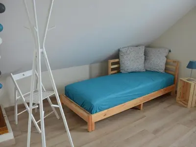 Un ou plusieurs lits dans un hébergement de l'établissement Maison spacieuse avec jardin, terrasse, et équipements de loisirs à Pouillé - FR-1-491-346