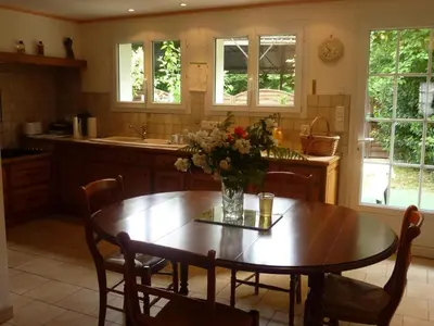 Cuisine ou kitchenette dans l'établissement Maison familiale à Cheverny, jardin clos, animaux acceptés, 6 personnes - FR-1-491-338