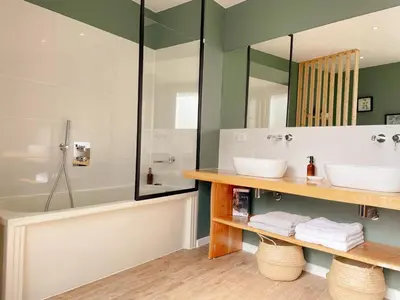 Salle de bains dans l'établissement Gîte tout confort pour 6-8 pers, cœur de village, parking privé, jardin clos, proche ZooParc de Beauval - FR-1-491-344