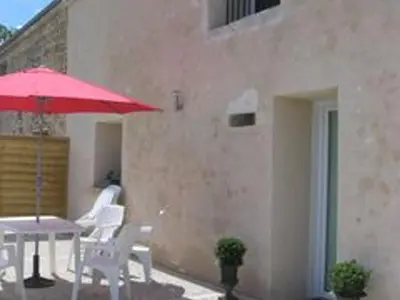 Terrasse ou espace extérieur de l'établissement Gîte moderne avec grande piscine chauffée et animaux acceptés - FR-1-491-355
