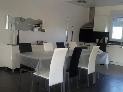 Cuisine ou kitchenette dans l'établissement Gîte moderne avec grande piscine chauffée et animaux acceptés - FR-1-491-355