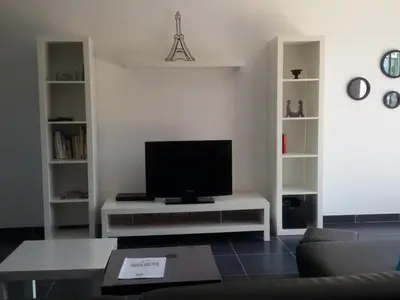 Télévision ou salle de divertissement dans l'établissement Gîte moderne avec grande piscine chauffée et animaux acceptés - FR-1-491-355