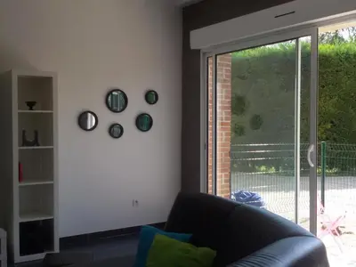 Coin salon dans l'établissement Gîte moderne avec grande piscine chauffée et animaux acceptés - FR-1-491-355