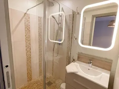 Salle de bains dans l'établissement Gîte tout confort près du Zoo de Beauval avec jardin, terrasses et équipements modernes - FR-1-491-356