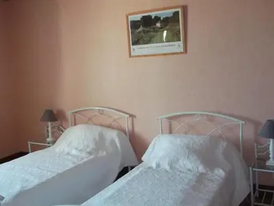 Un ou plusieurs lits dans un hébergement de l'établissement Maison Champêtre Restaurée avec WIFI et Cheminées - FR-1-491-369