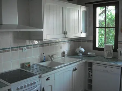 Cuisine ou kitchenette dans l'établissement Maison Champêtre Restaurée avec WIFI et Cheminées - FR-1-491-369
