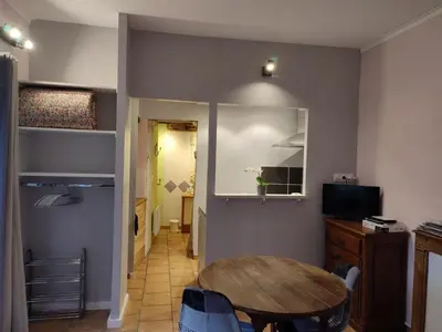 Télévision ou salle de divertissement dans l'établissement Chaleureux studio avec jardin commun et parking, idéal pour un couple face à l'Abbaye de Pontlevoy - FR-1-491-363