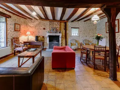 Coin salon dans l'établissement Maison restaurée avec jardin près de Vendôme, 3 chambres, cheminée, BBQ, internet, animaux acceptés - FR-1-491-367